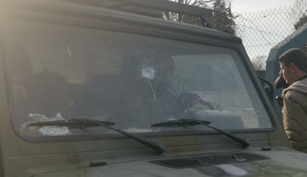 A generic square placeholder image with rounded corners in a figure.