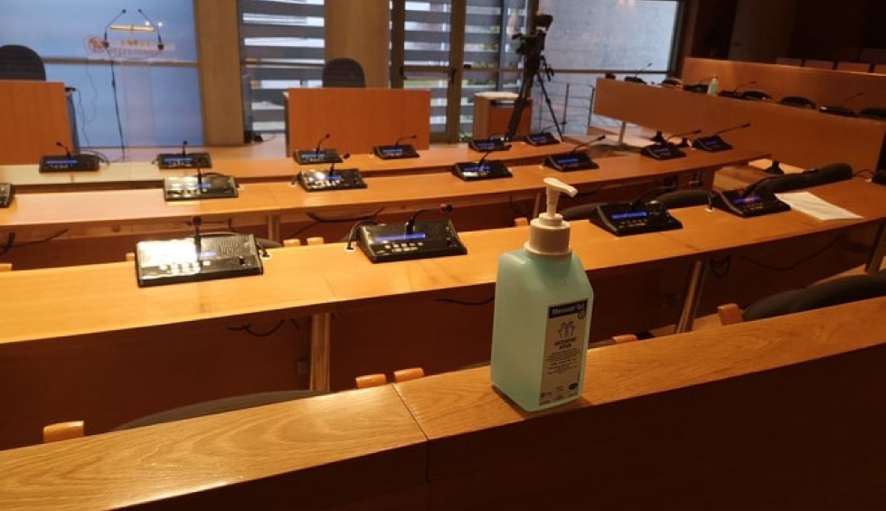 A generic square placeholder image with rounded corners in a figure.