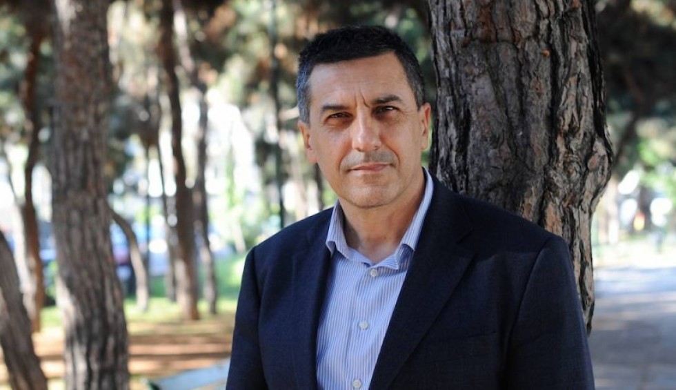 A generic square placeholder image with rounded corners in a figure.