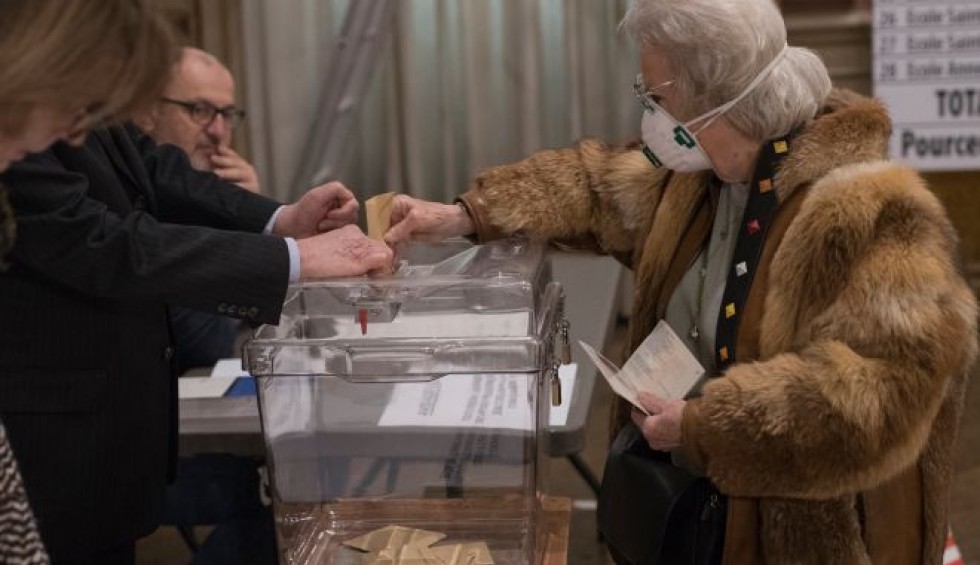 A generic square placeholder image with rounded corners in a figure.