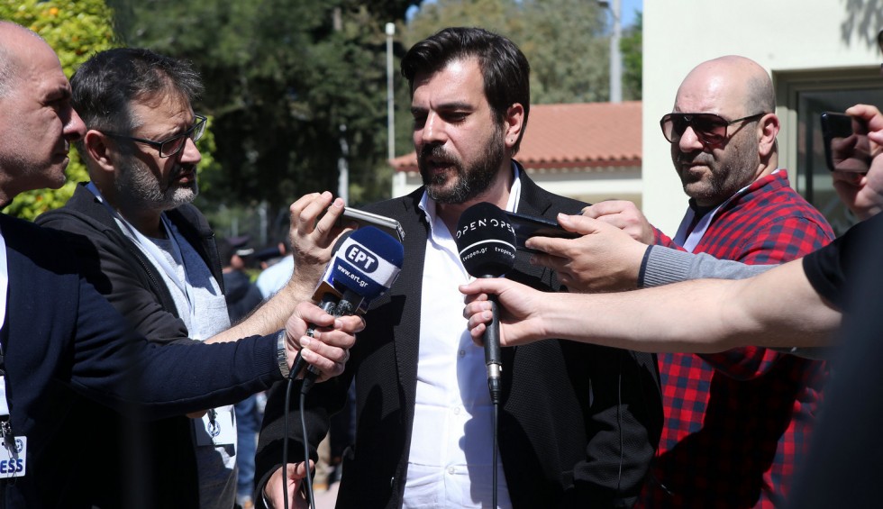 A generic square placeholder image with rounded corners in a figure.