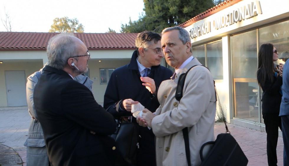 A generic square placeholder image with rounded corners in a figure.