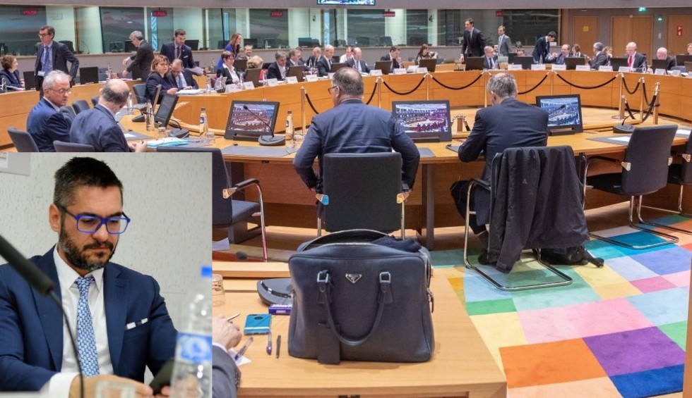 A generic square placeholder image with rounded corners in a figure.