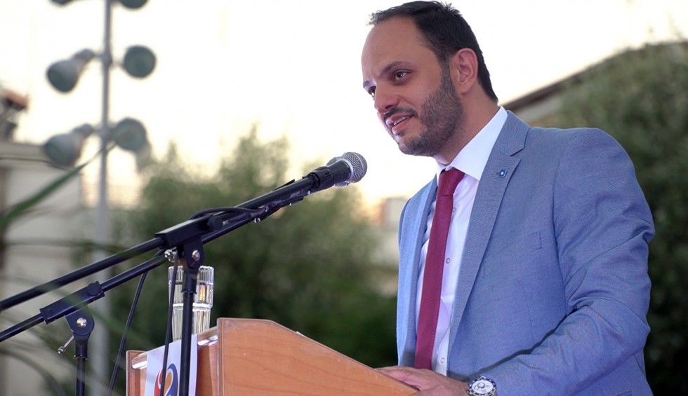 A generic square placeholder image with rounded corners in a figure.