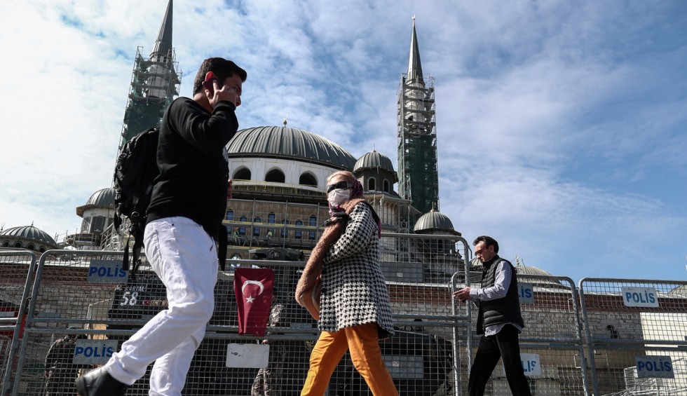 A generic square placeholder image with rounded corners in a figure.