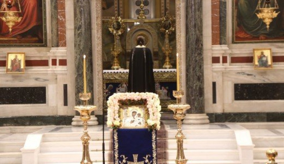 A generic square placeholder image with rounded corners in a figure.