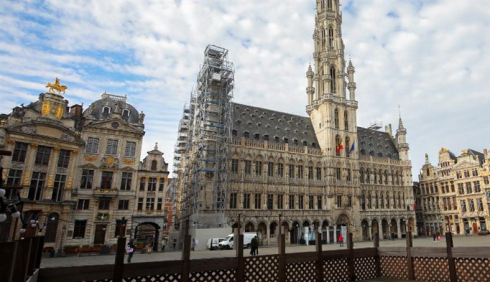 A generic square placeholder image with rounded corners in a figure.