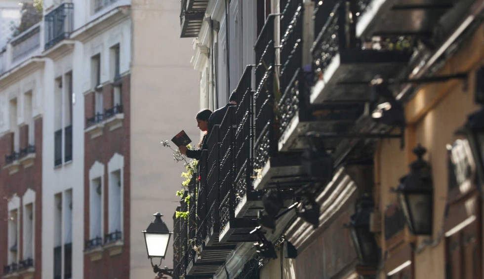 A generic square placeholder image with rounded corners in a figure.