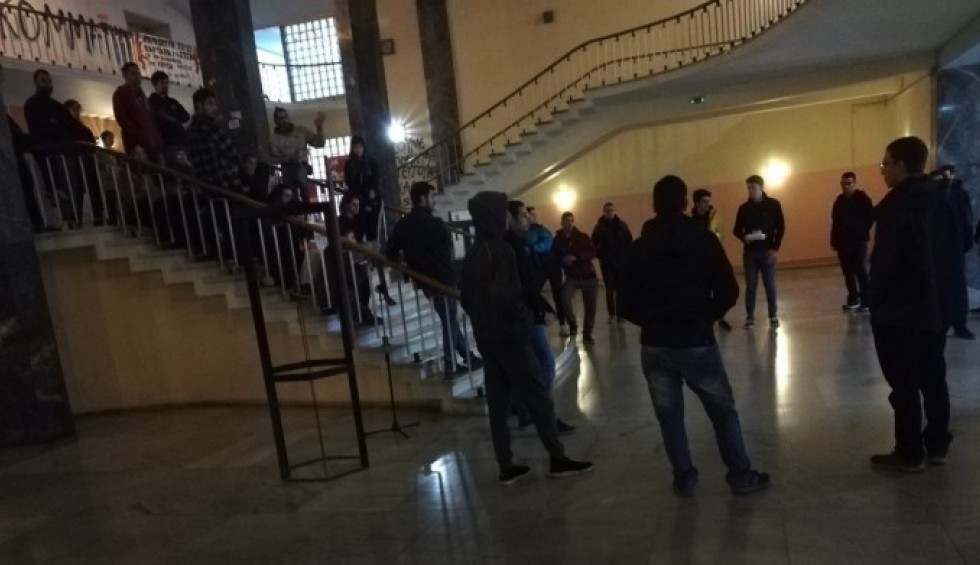 A generic square placeholder image with rounded corners in a figure.