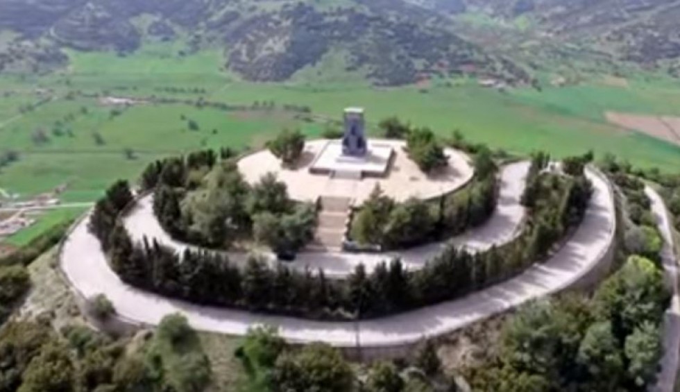 A generic square placeholder image with rounded corners in a figure.