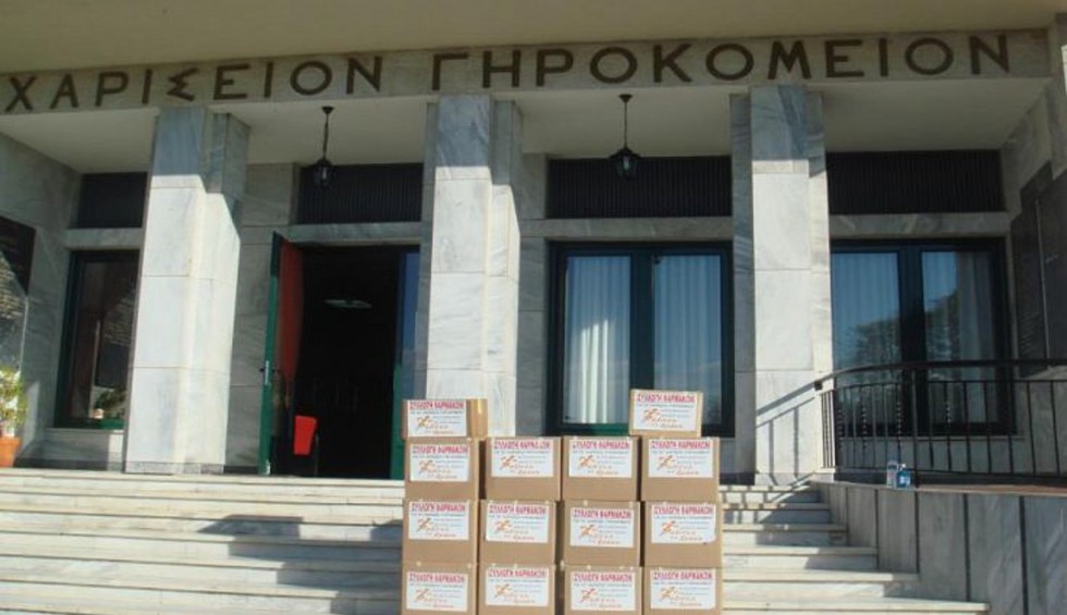 A generic square placeholder image with rounded corners in a figure.