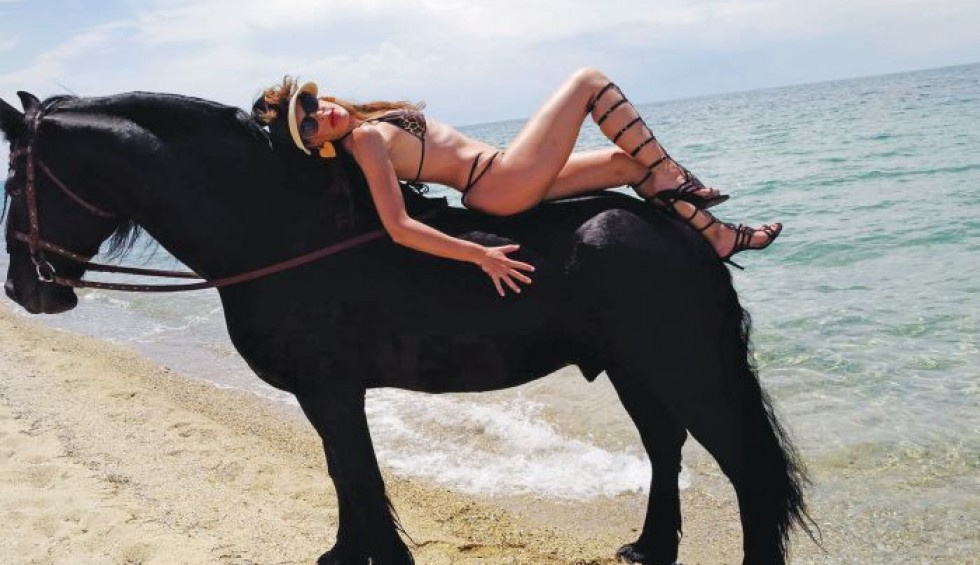 A generic square placeholder image with rounded corners in a figure.