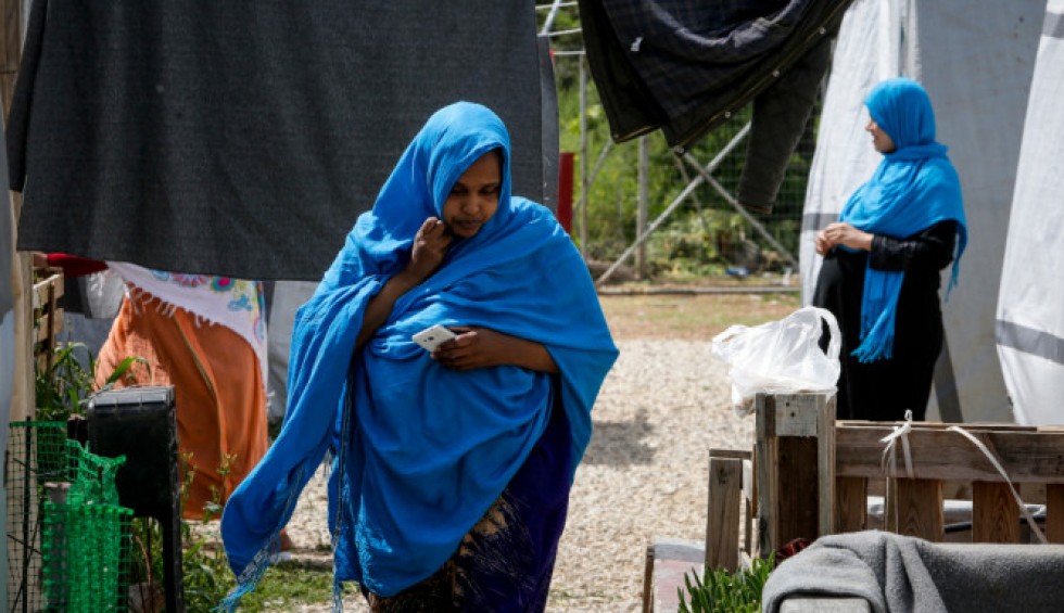 A generic square placeholder image with rounded corners in a figure.