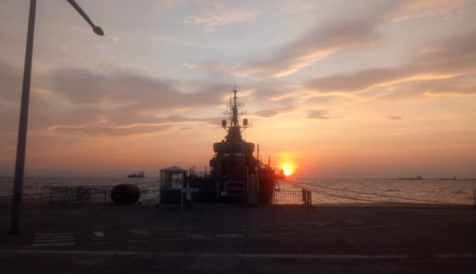 A generic square placeholder image with rounded corners in a figure.