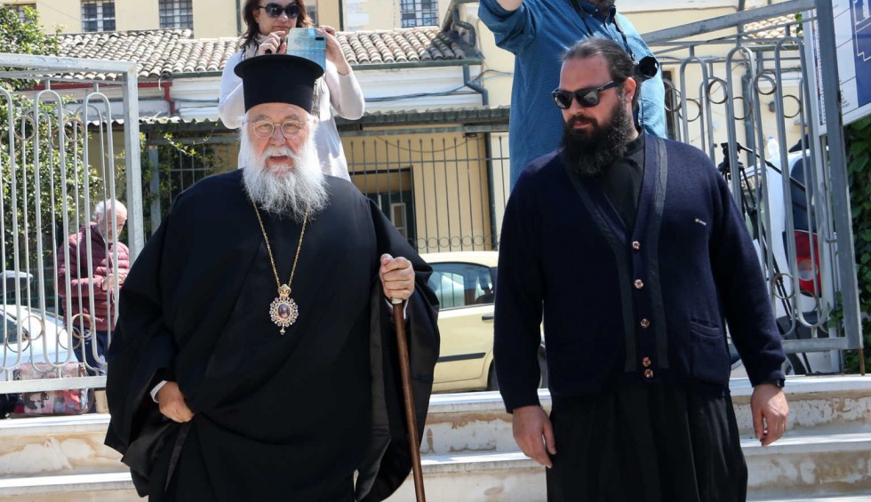 A generic square placeholder image with rounded corners in a figure.