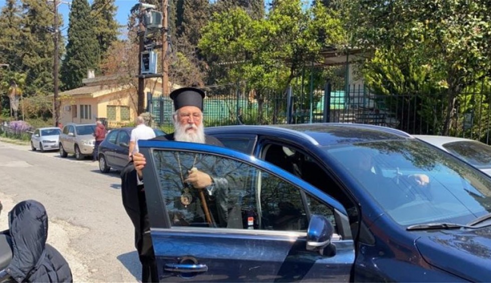 A generic square placeholder image with rounded corners in a figure.