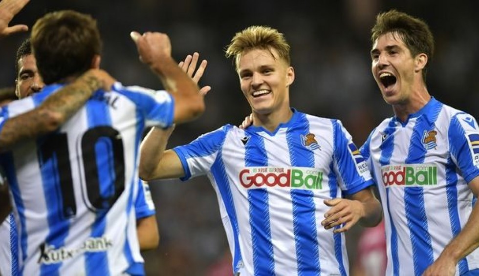 A generic square placeholder image with rounded corners in a figure.