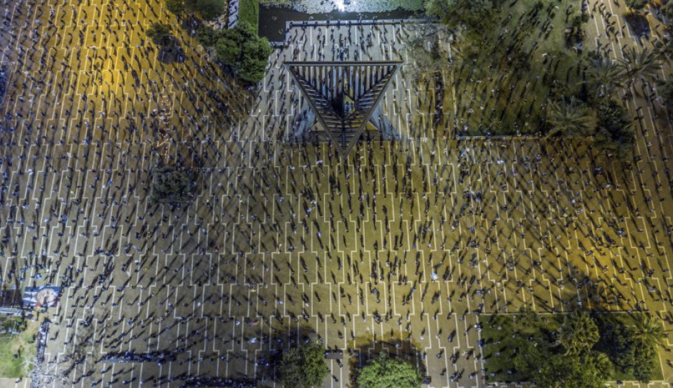 A generic square placeholder image with rounded corners in a figure.