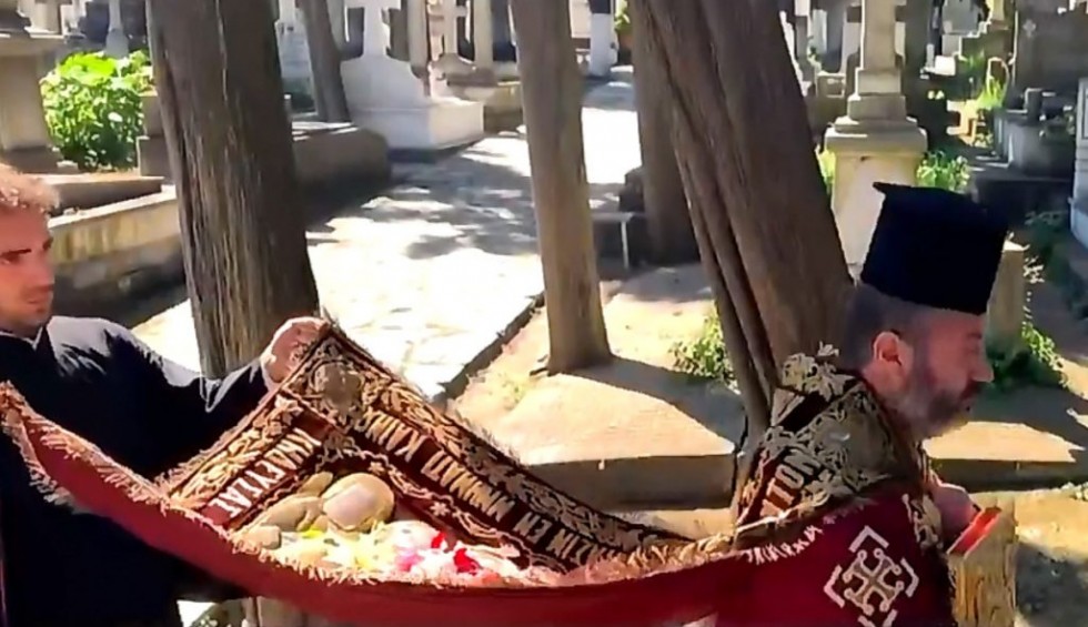 A generic square placeholder image with rounded corners in a figure.