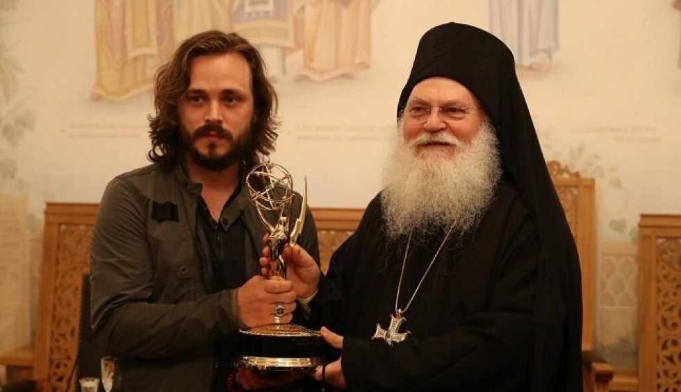 A generic square placeholder image with rounded corners in a figure.