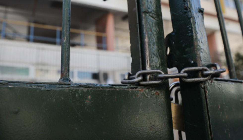 A generic square placeholder image with rounded corners in a figure.