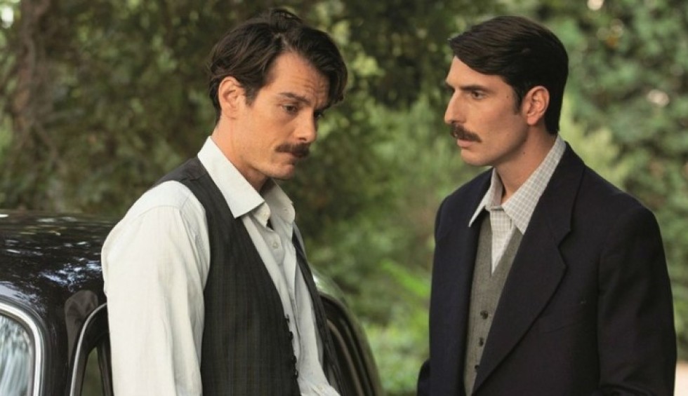 A generic square placeholder image with rounded corners in a figure.