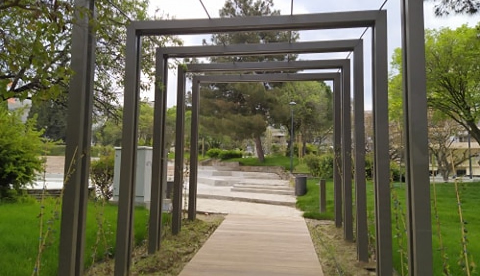 A generic square placeholder image with rounded corners in a figure.