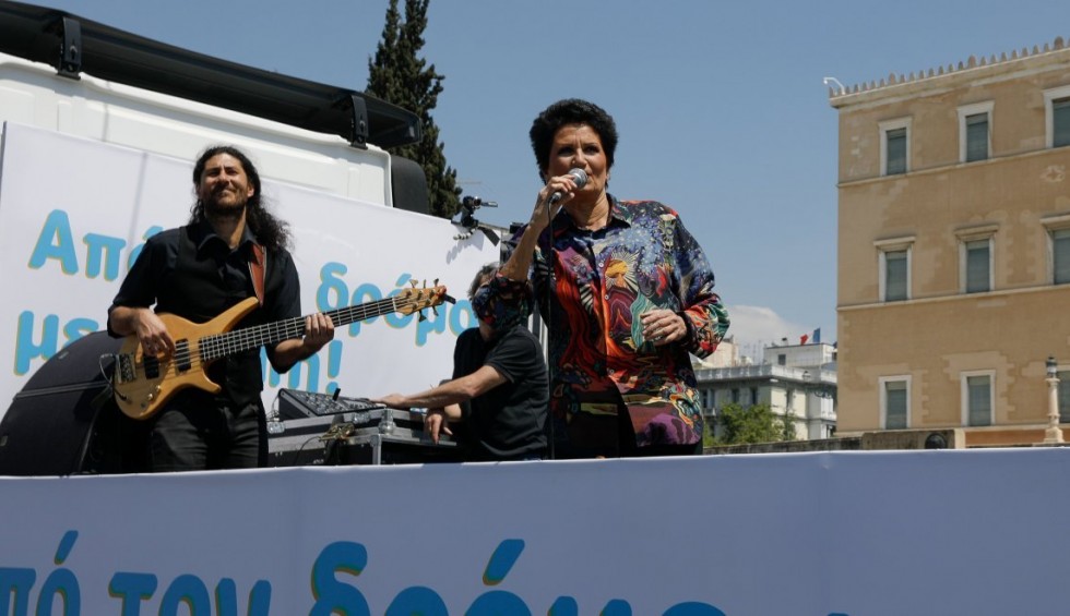 A generic square placeholder image with rounded corners in a figure.