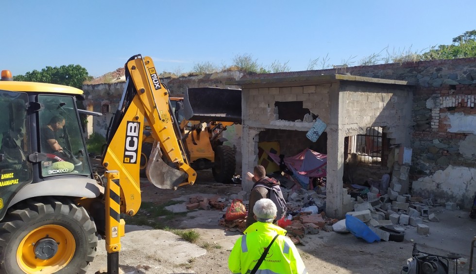 A generic square placeholder image with rounded corners in a figure.