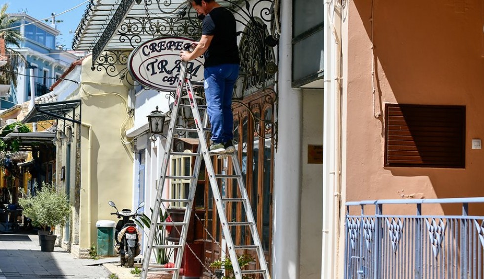 A generic square placeholder image with rounded corners in a figure.