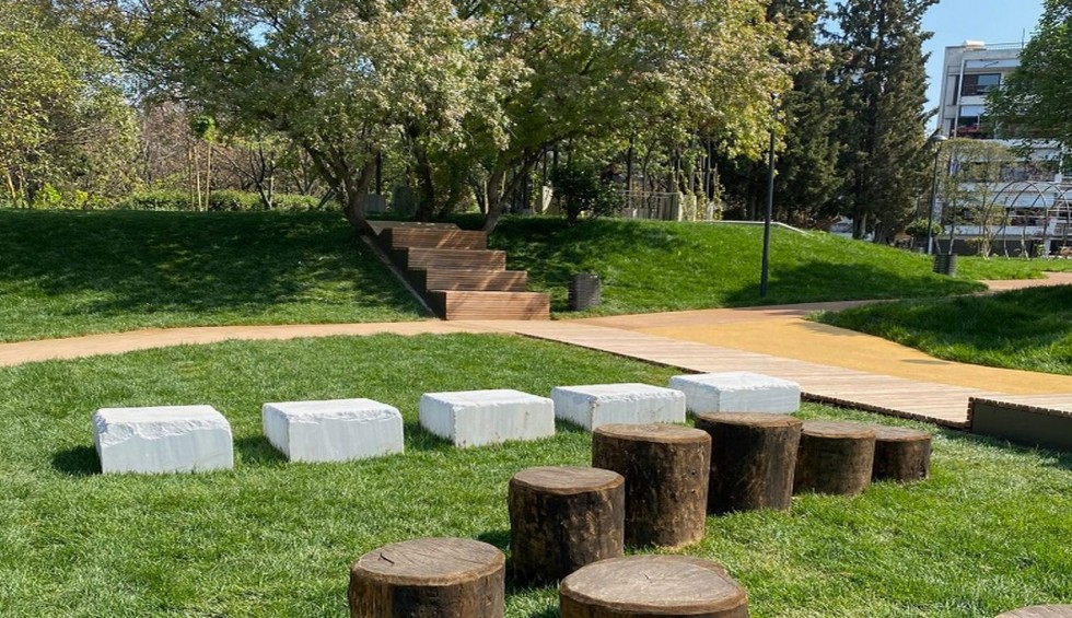 A generic square placeholder image with rounded corners in a figure.