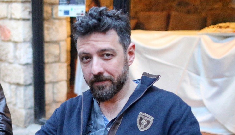 A generic square placeholder image with rounded corners in a figure.