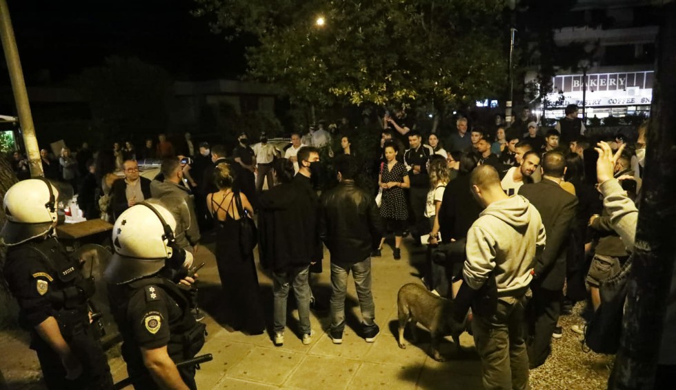 A generic square placeholder image with rounded corners in a figure.