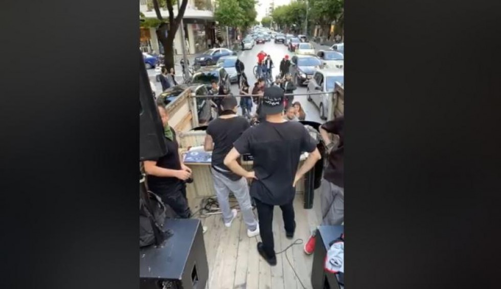 A generic square placeholder image with rounded corners in a figure.