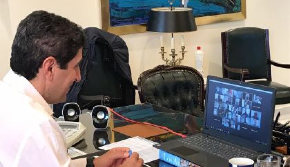 A generic square placeholder image with rounded corners in a figure.