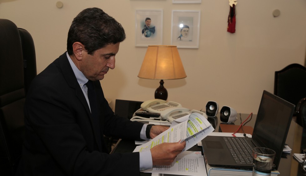 A generic square placeholder image with rounded corners in a figure.