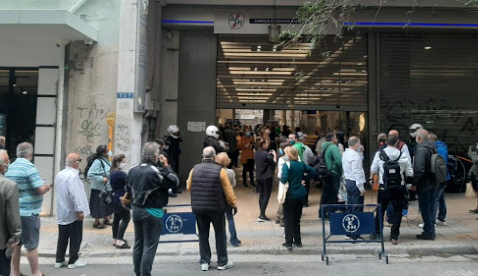 A generic square placeholder image with rounded corners in a figure.