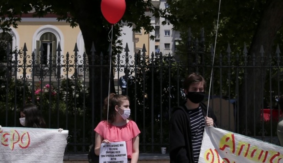 A generic square placeholder image with rounded corners in a figure.