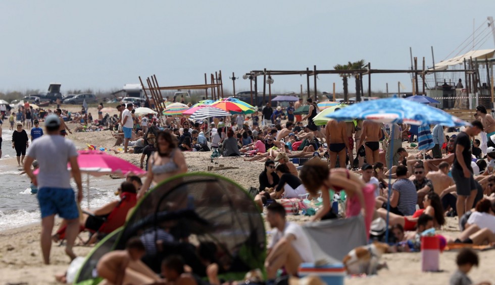 A generic square placeholder image with rounded corners in a figure.