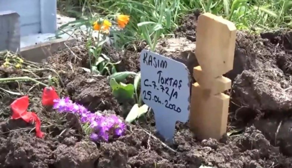 A generic square placeholder image with rounded corners in a figure.