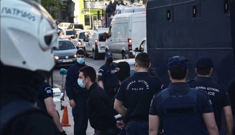 A generic square placeholder image with rounded corners in a figure.