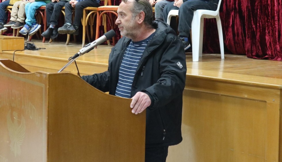 A generic square placeholder image with rounded corners in a figure.