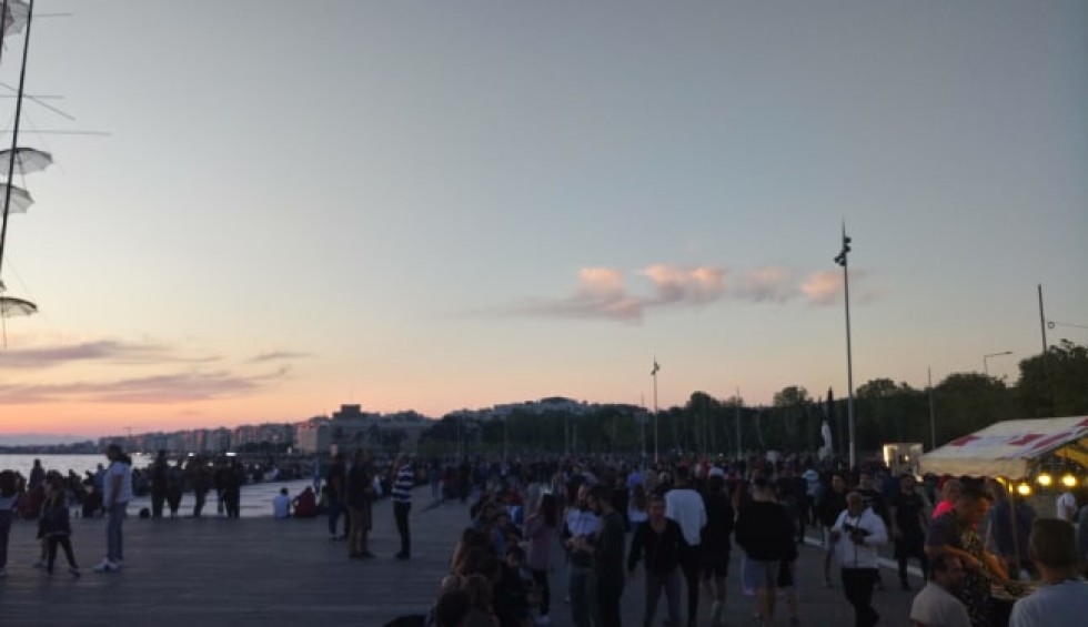 A generic square placeholder image with rounded corners in a figure.