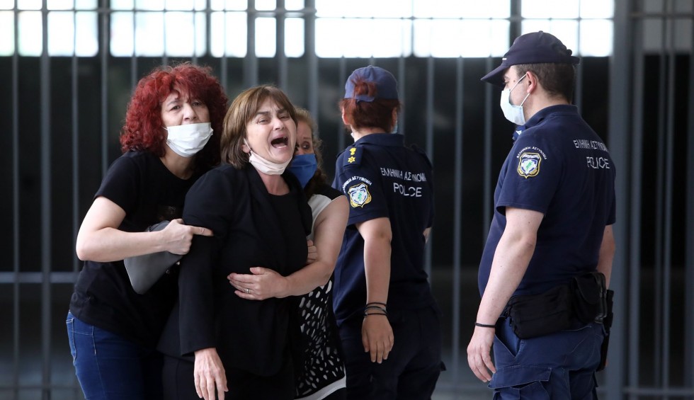 A generic square placeholder image with rounded corners in a figure.