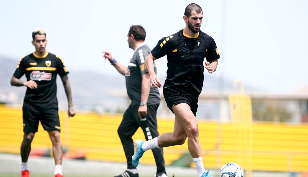 A generic square placeholder image with rounded corners in a figure.