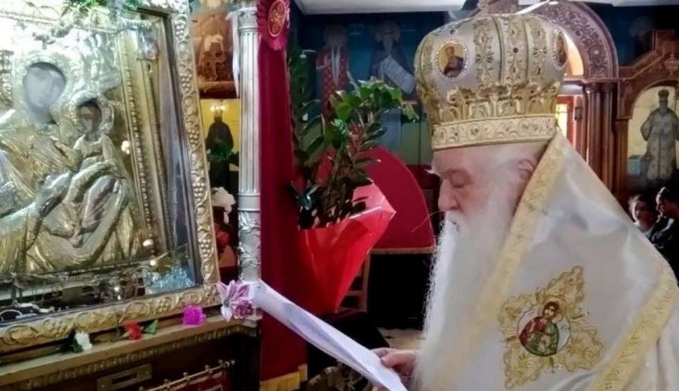 A generic square placeholder image with rounded corners in a figure.