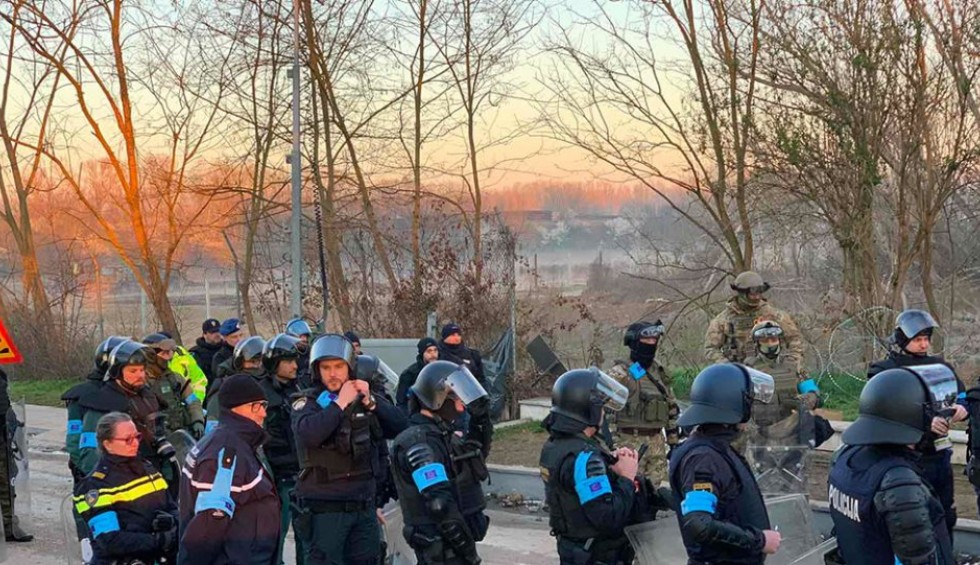 A generic square placeholder image with rounded corners in a figure.