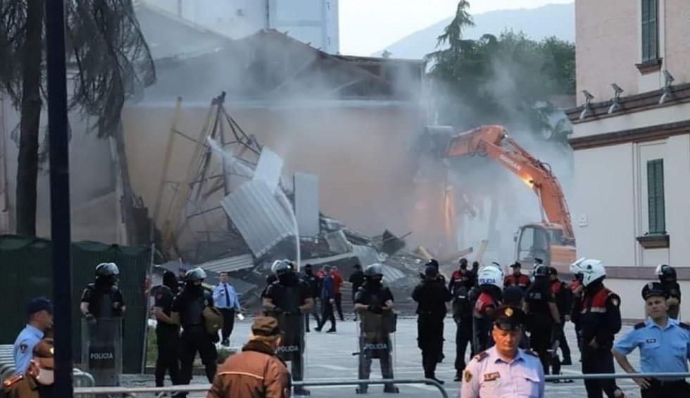 A generic square placeholder image with rounded corners in a figure.