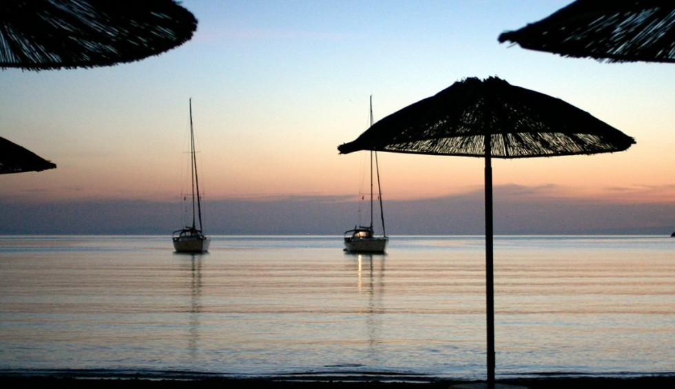 A generic square placeholder image with rounded corners in a figure.