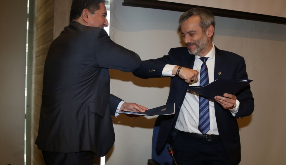 A generic square placeholder image with rounded corners in a figure.